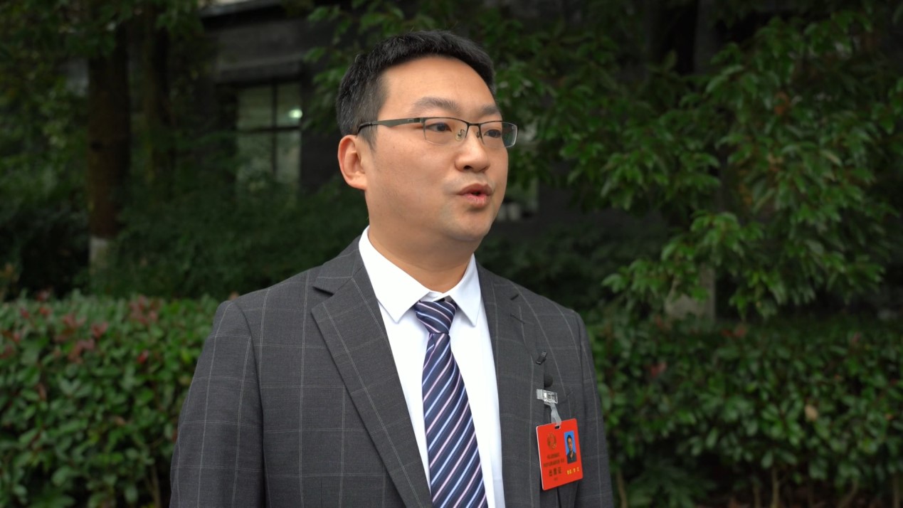 李江接受采访.jpg 李江接受采访.jpg